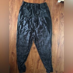 2 pairs joggers